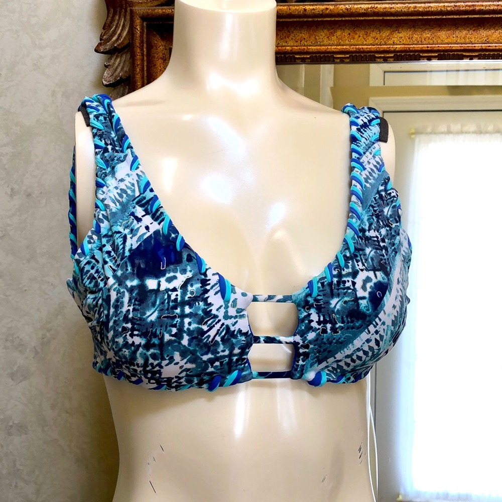 New Ambrielle bikini top. Size S. Different blue tones with aqua/white/gold.